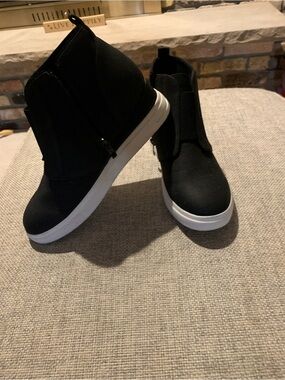 Womans black suede wedged heel ankle boots with inner zipper like new size 8